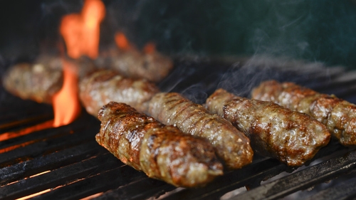Românii au dat micul pe fast food. Cum serbează 1 Mai pe litoral. Chef Munti a dezvăluit totul