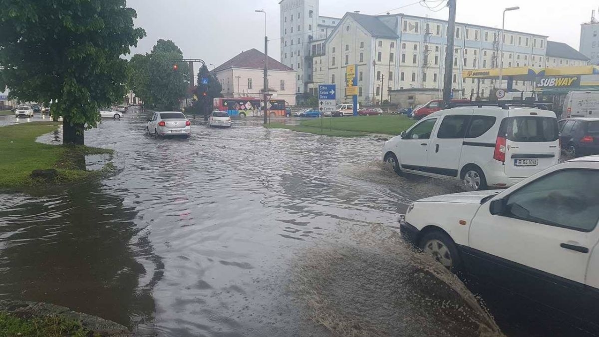 Inundații în Alba! O mașină a fost acoperită de ape