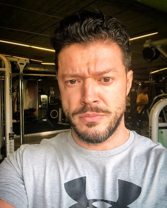 Victor Slav s-a căsătorit în secret?!. Fanii au reacționat imediat: ”Casă de piatră!”