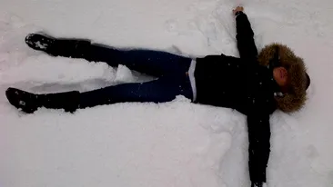 A facut un inger de zapada! Ghici ce diva a profitat de ninsoarea de afara pentru a se arunca in omat!