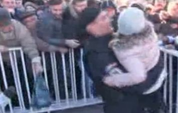 Îmbulzeală la slujba de Boboteză, în Constanţa.  Mii de oameni s-au călcat în picioare! Două fetiţe, salvate de un jandarm din mijlocul mulţimii