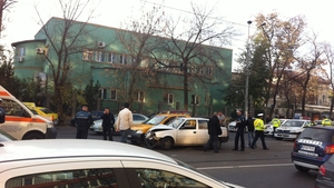 La un pas de tragedie! O masina de politie s-a facut acordeon dupa ce s-a ciocnit cu un taxi!