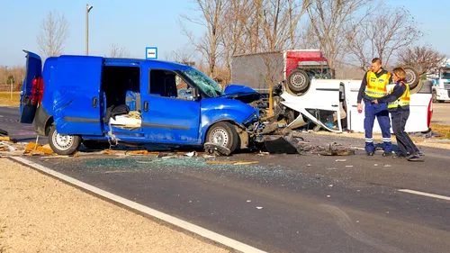 Microbuz înmatriculat în România, implicat într-un accident mortal pe un drum din Ungaria. Șoferul român a murit, iar alte trei persoane au fost transportate la spital