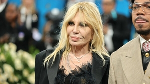 Donatella Versace, de nerecunoscut! Ce intervenție estetică pare că și-a făcut la 70 de ani