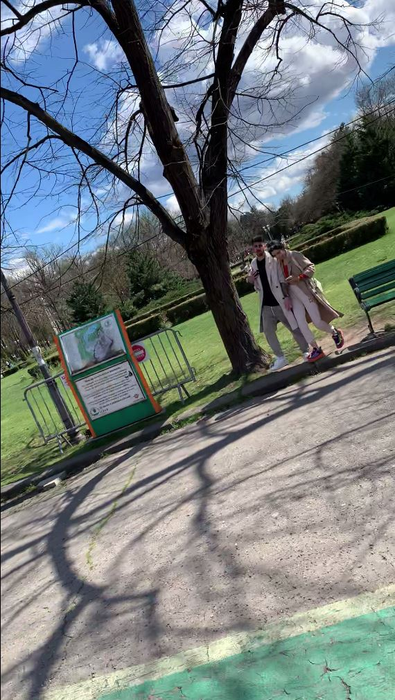Bogdan Olaru a luat cățelul în brațe (Foto: CANCAN.RO)