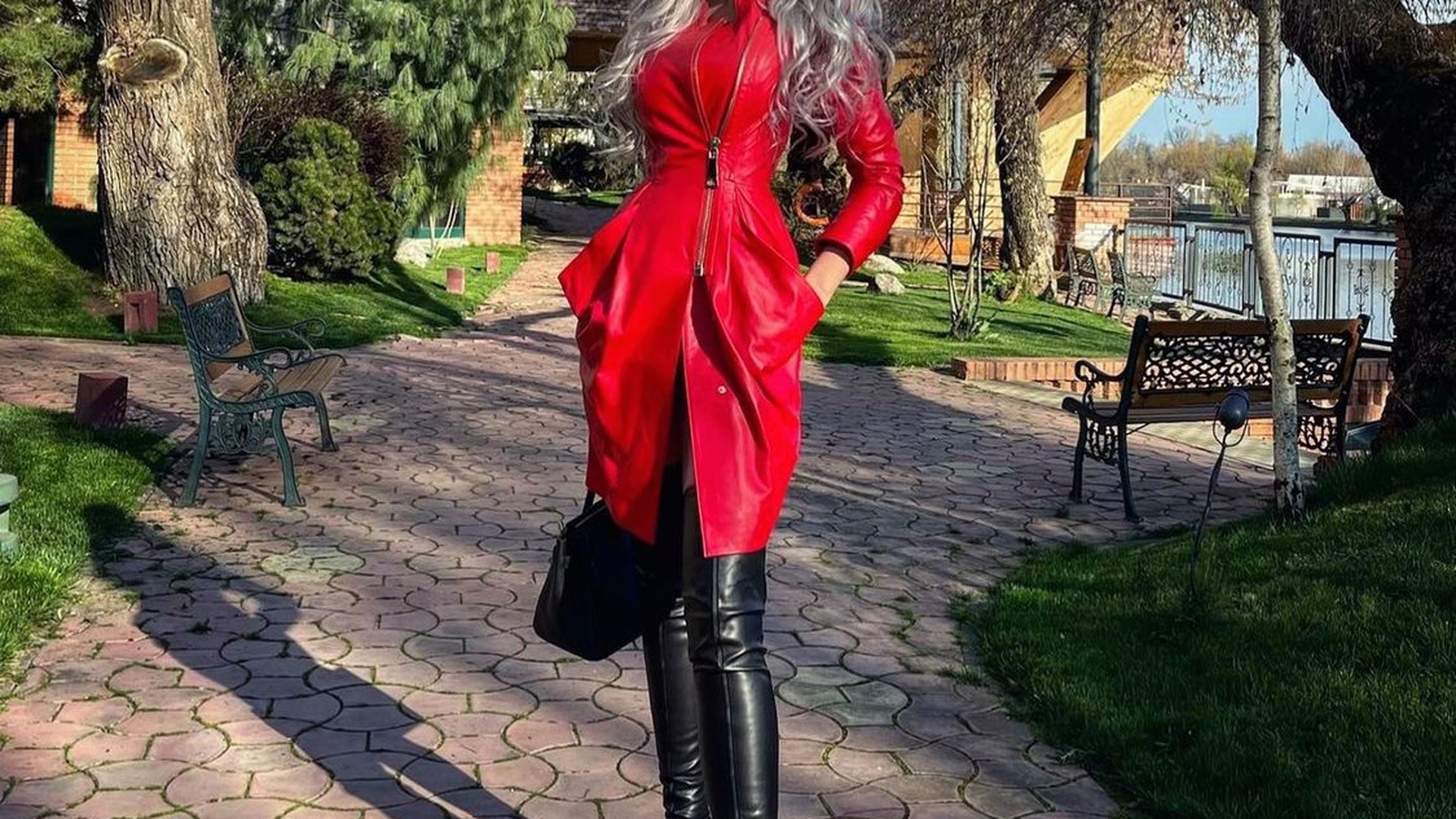 Bianca Drăgușanu, ironizată pe internet, după ce a postat o fotografie „dubioasă” cu ea „Are șoldul dislocat?”
