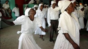 VIDEO Sute de adepti ai cultului voodoo din Haiti s-au rugat pentru victimele cutremurului din 12 ianuarie