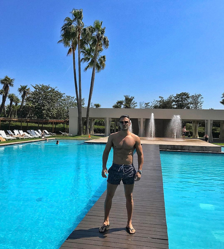 "Mr. Musculo" pozează la piscină