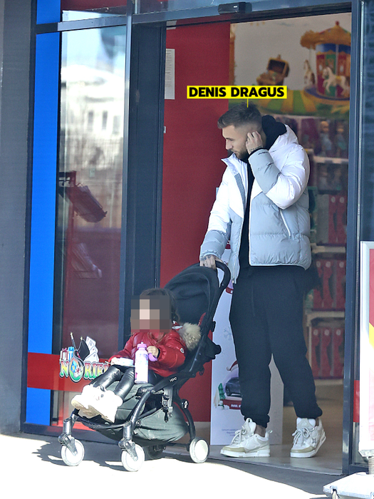 Denis Drăguș, alături de una dintre fetițe