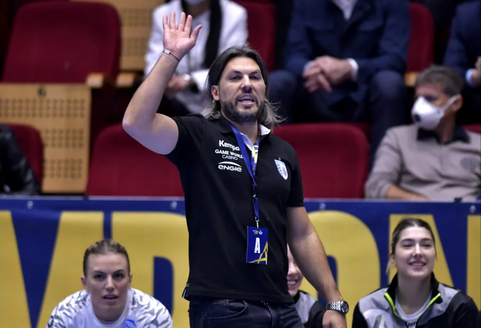 Mesajul optimist lui Adi Vasile, la Gala Mari Sportivi ProSport 2023, pentru naționala de handbal feminin prezentă la Mondiale: „E o încrucișare bună care ne dă speranțe. Cuvântul ușor nu există”. VIDEO