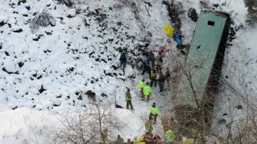 Grav accident rutier în SUA: Cel puţin nouă au murit după ce un autocar a căzut într-o prăpastie