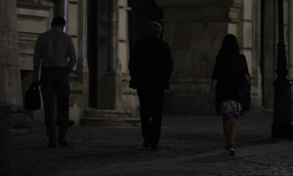 Dacian Cioloș și omul său de încredere o conduc pe studentă