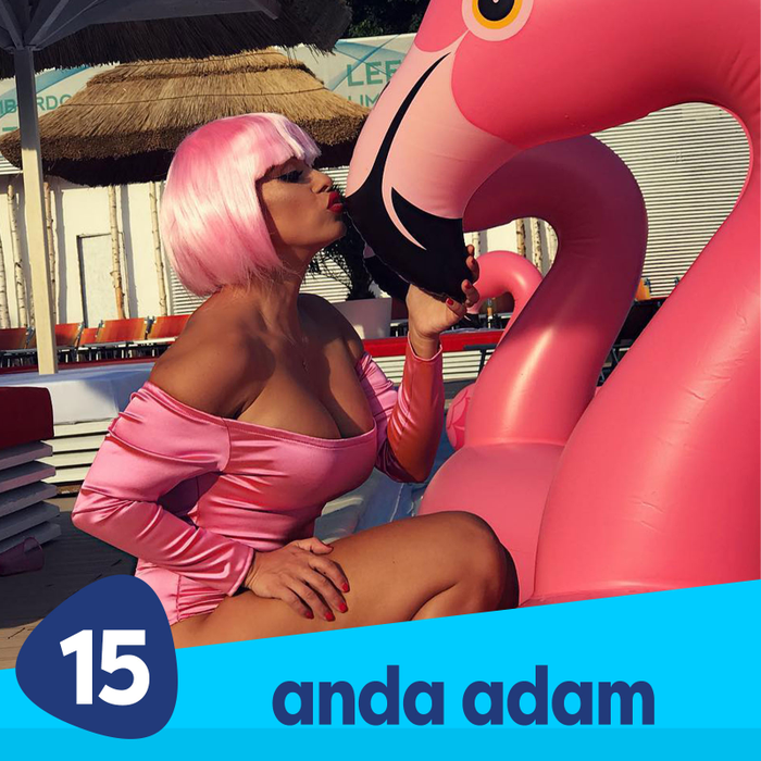 Anda Adam, sexy și jucăușă la plajă
