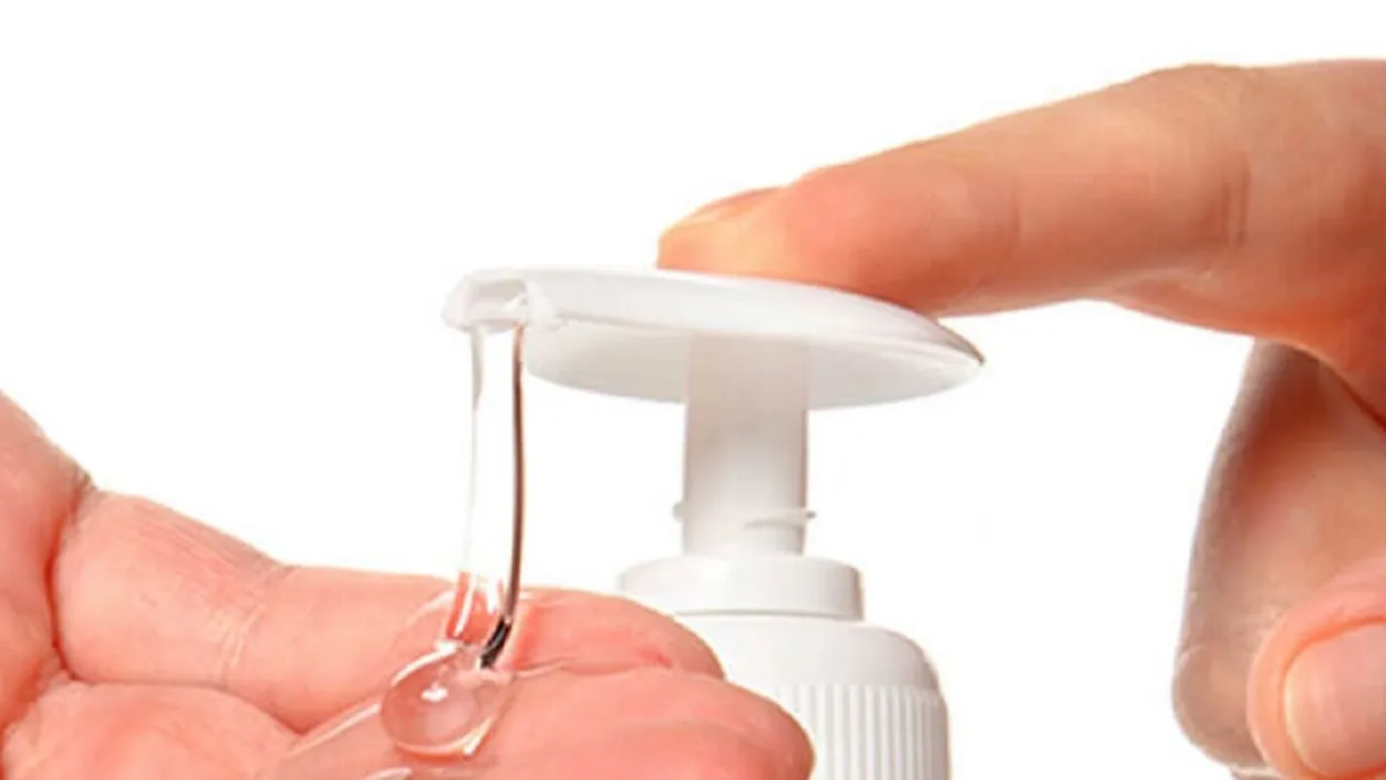 Cum îți poți face acasă gel dezinfectant, din 3 ingrediente banale, rapid și eficient