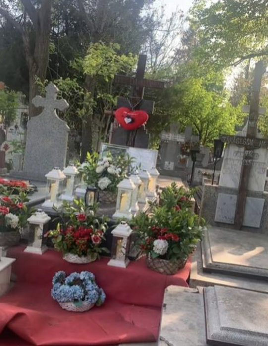 Imagini sfâșietoare de la mormântul lui Eugen Olteanu. Designerul a murit la doar 42 de ani