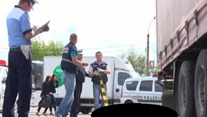 Un şofer de TIR a lovit o femeie şi a mers cu cadavrul agăţat de maşină până când a fost oprit de Poliţie! Ce a spus tiristul