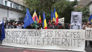 Zeci de tineri au protestat impotriva comportamentului francezilor, in fata Ambasadei Frantei la Bucuresti