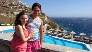 Ea are 17 ani, el, 20. Criss si Vlad isi petrec Revelionul departe de Romania, pe o plaja exotica. Vezi cine va sta cu ochii pe ei