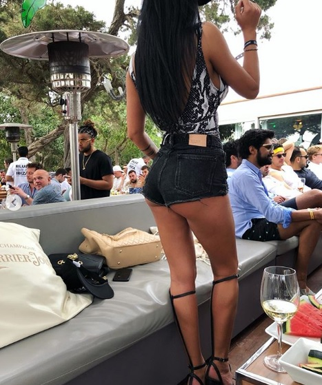 Mai mult dezbrăcată decât îmbrăcată! Cum a fost fotografiată Daniela Crudu azi, într-un club din Ibiza