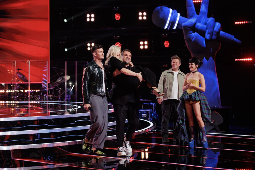 Momentul în care Loredana și Tudor Chirilă se sărută pasional la Vocea României! Reacția fabuloasă a juraților Pro TV. VIDEO