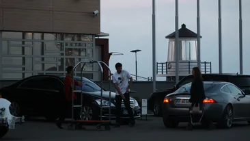 Ea, fiica de milionar, el cu pantalonii in vine! Puteau sa fie cel mai romantic cuplu de la mare, dar un detaliu dezgustator....