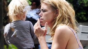Billie Piper ii pufaie copilului in nas