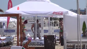 O faimoasa roscata, prinsa in sanii goi la Mamaia! Ai vazut-o in fiecare duminica, dar asa niciodata!