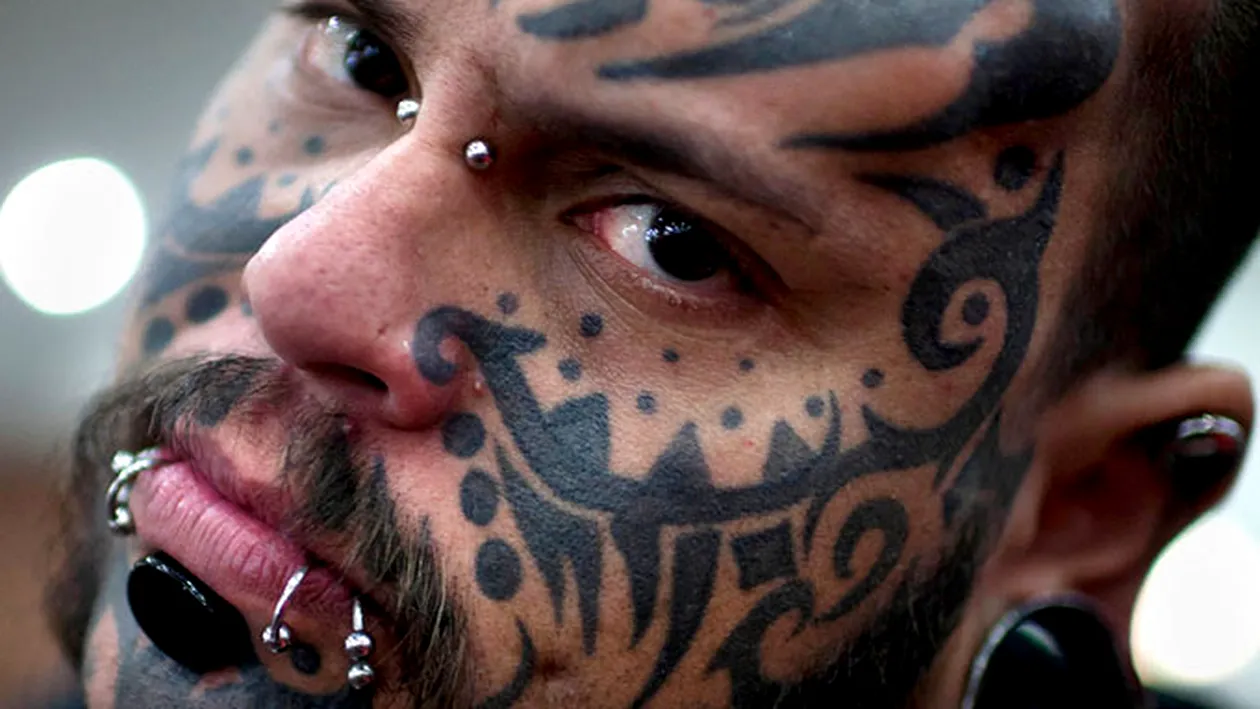 Diavolul zburător a aterizat la Bucureşti! Vezi fotografiile incredibile cu cel mai tatuat om din lume
