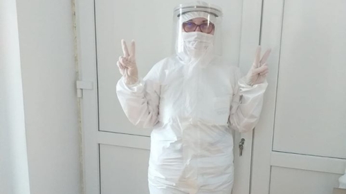 Primul medic din ”Spitalul morții” care s-a vindecat de COVID-19 revine la muncă: ”Îndemn pacienții să facă la fel!”