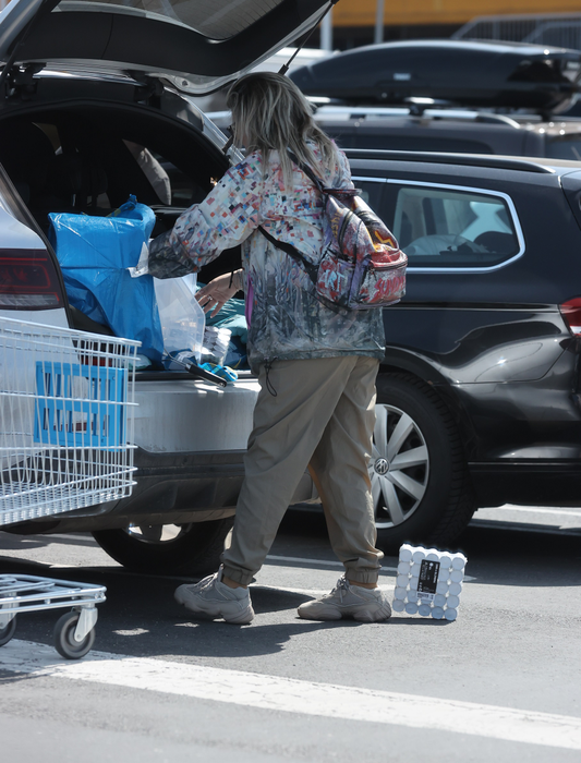 Gina Pistol, singură la cumpărături (Foto: CANCAN.RO)