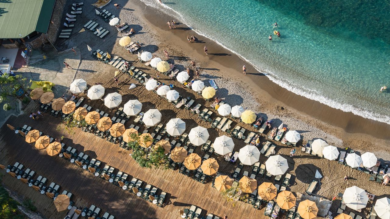 Experiența trăită de o turistă româncă în vacanța din Turcia, în primele 24 de ore. Ce a putut să spună despre rușii veniți în concediu