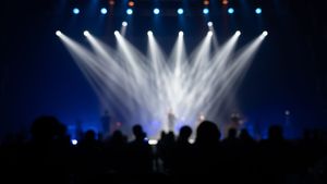 Concert cu Ducu Bertzi în Piața Constituției. Programul evenimentelor culturale pe 23 decembrie 2025