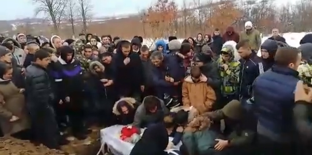 Imagini de la înmormântarea mamei din Timiș cu 18 copii! E cutremurător ce s-a întâmplat când au băgat-o pe Lidia în groapă. VIDEO