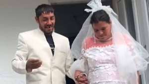 Râzi cu lacrimi! Cum s-a îmbrăcat această mireasă din Vaslui la propria nuntă. Dar să vezi ce are în picioare!