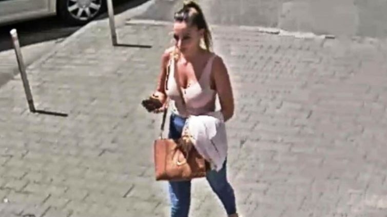 Se întâmplă în România! O femeie a găsit 21.800 de lei într-un bancomat și a plecat cu ei. Poliția o caută!