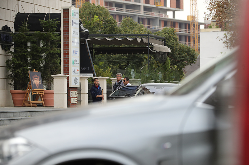 Hamza Karimov coboară dintr-un superb Mercedes clasa S, de circa 100.000 de euro