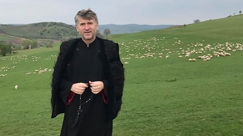 Cristian Pomohaci a fost despopit, dar nu a renunţat la haina preoţească! Imaginile date publicităţii chiar de el după ce a fost dat afară din Biserică