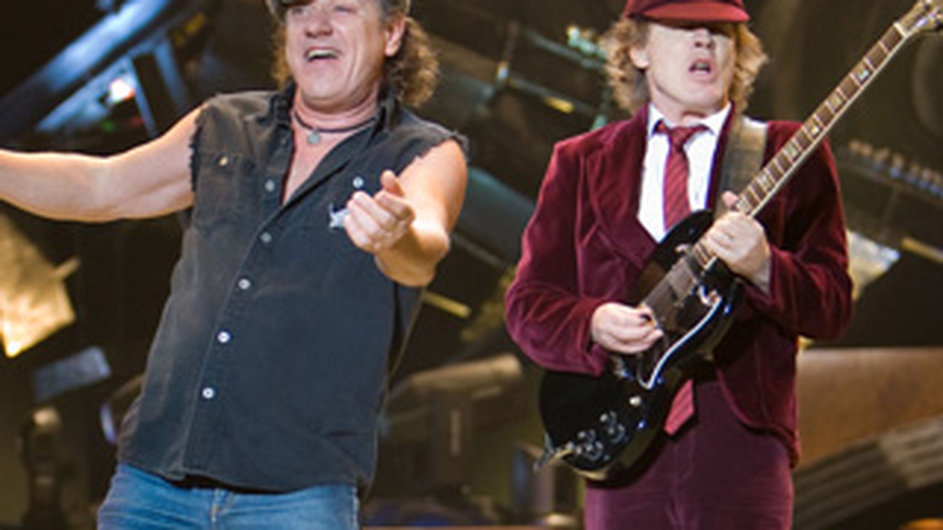 Trupa AC/DC a avut un conflict in vama Nadlac! Angajatii CNADNR le-au cerut bani ca sa iasa din tara!