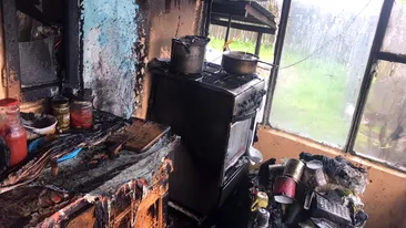 O bătrână a vrut să-și facă de mâncare, dar a dat foc la casă. Fiica ei a suferit arsuri grave