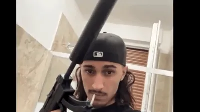 Trei români, bătuți cu brutalitate de trapperul Baby Gang și gașca sa. Artistul bătăuș a fost arestat. Ce a declanșat conflictul