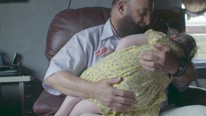 Fiecare copil care ajunge în casa lui moare. 80 de micuţi au murit până acum, însă el nu se opreşte aici! Povestea şocantă a bărbatului