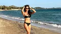 FOTO. Iulia Pârlea, în costum de baie pe plaja din Grecia. Prezentatoarea TV pentru care s-au certat Marica şi Torje arată spectaculos