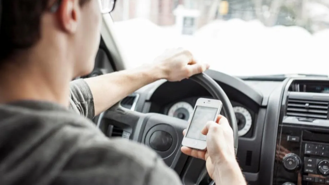 Şoferii care fac live la volan vor rămâne fără permis şi vor primi amenzi usturătoare!