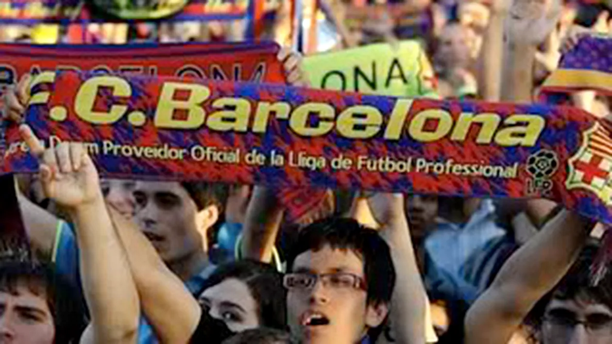 Circa 30 de fani i-au asteptat pe jucatorii formatiei FC Barcelona la hotel