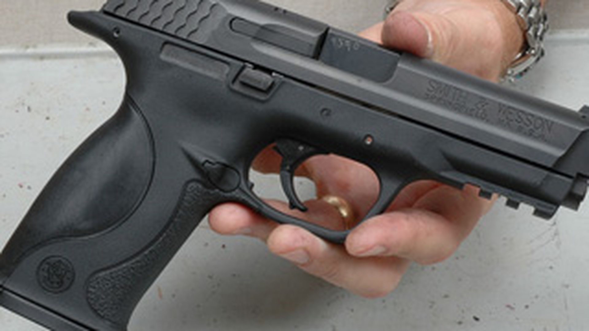 Un politist timisean s-a impuscat in cap cu pistolul din dotare in casa parintilor prietenei sale
