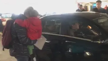 Gest sfâşietor făcut de Simona Halep pe aeroport! Extenuată şi dezamăgită după înfrângerea de la Australian Open, tenismena a clacat şi a făcut praf visul unui copil