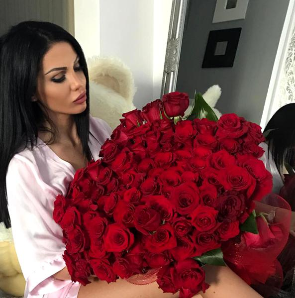 Ana Roman este o brunetă sexy