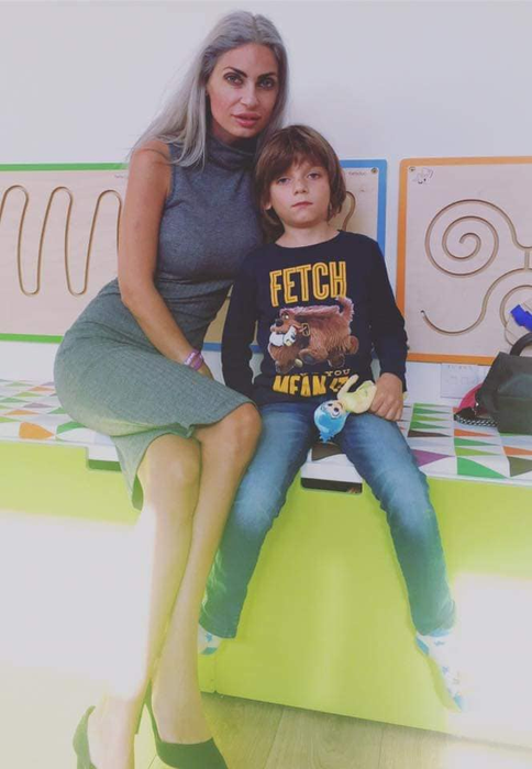Adela Chirică și băiatul ei, Davis, au fost din nou blestemați de o hărțuitoare