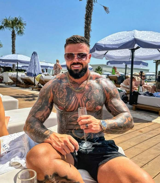 S-au căsătorit în mare secret, dar acum îl cunoaște întreaga lume. Cine este bărbatul din viața Iasminei Halas?