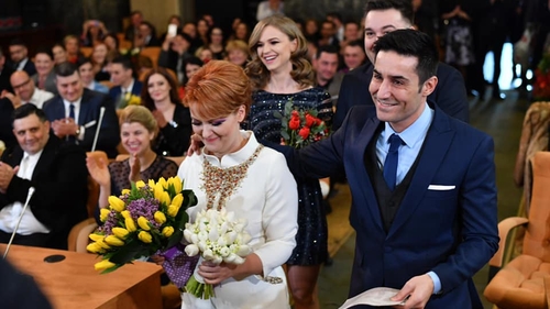 Primele imagini de la nunta Liei Olguța Vasilescu și a lui Claudiu Manda! Ce rochie a purtat mireasa în biserică